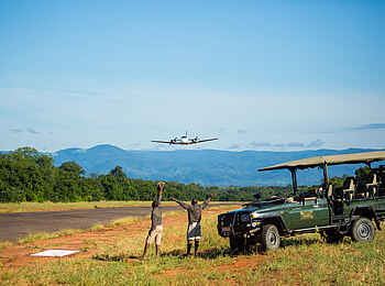 Zanji Suite at Tembo Plains Camp: Ankunft am Airstrip Zanji Suite at Tembo Plains Camp: Ankunft am Airstrip