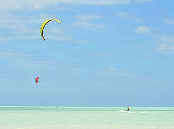Zanzibar White Sand Luxury Villas: Kite-Surfing im Indik Zanzibar White Sand Luxury Villas: Kite-Surfing im Indik