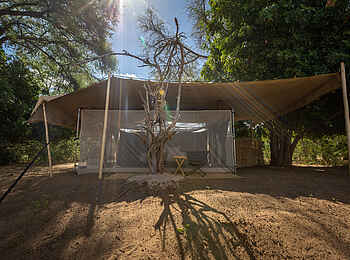 Chula Island Flycamp: Gästezelt am Vormittag Chula Island Flycamp: Gästezelt am Vormittag