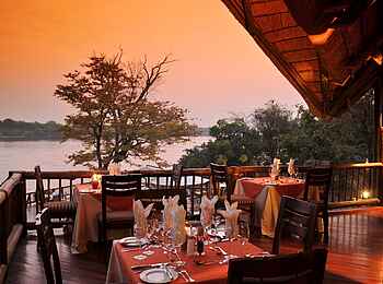 David Livingstone Safari Lodge: Gedeckte Tische auf dem Holzdeck David Livingstone Safari Lodge: Gedeckte Tische auf dem Holzdeck