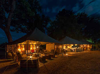 Hwange Bush Camp: Hauptzelte am Abend