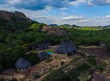 Matobo Hills Lodge: Lodge unterhalb einer Felskuppe Matobo Hills Lodge: Lodge unterhalb einer Felskuppe