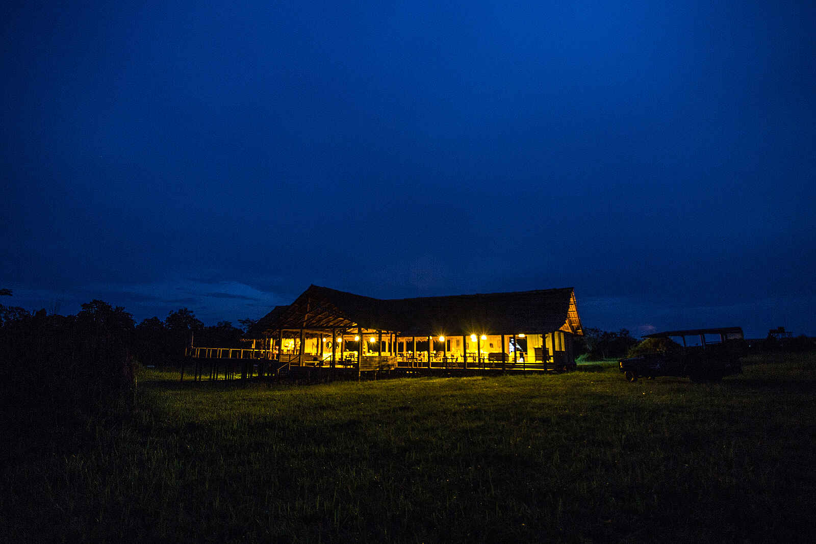 Mboko Camp: Die Hauptlodge bei Nacht Mboko Camp: Die Hauptlodge bei Nacht