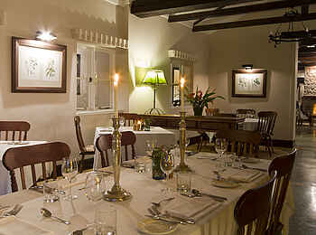 Gibbs Farm: Beleuchteter Speisesaal