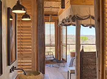 Jabali Ridge Camp: Blick aus dem Badezimmer Jabali Ridge Camp: Blick aus dem Badezimmer