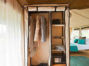 Kiota Camp: Geöffneter Kleiderschrank Kiota Camp: Geöffneter Kleiderschrank