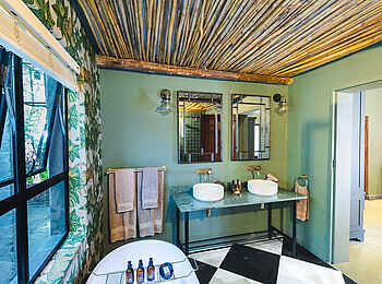 Last Word Madikwe Lodge: Classic Suite Bad