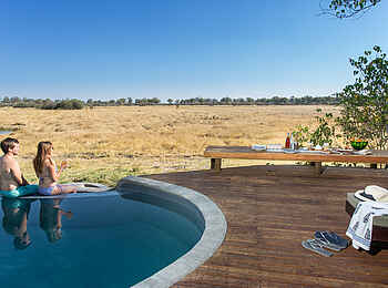 Little Machaba Camp: Vom Infinity Pool blickt man weit über das Flußdelta