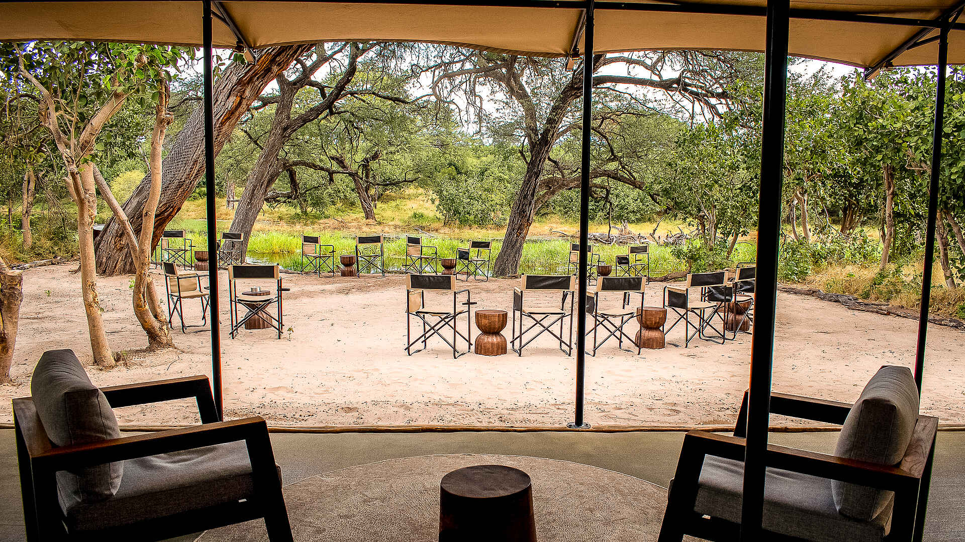 Mababe Tented Camp: Blick auf Boma von Lounge Mababe Tented Camp: Blick auf Boma von Lounge