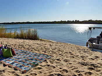 Mukwa River Lodge: Picknick am Strand