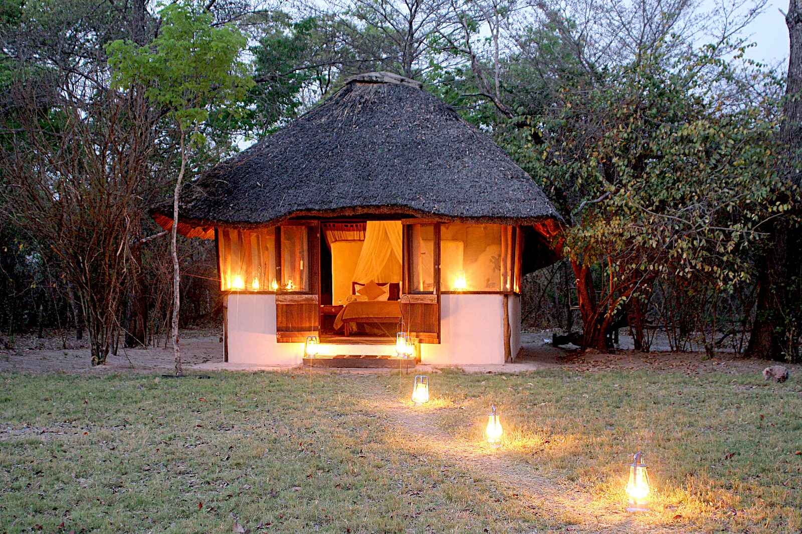 Nanzhila Plains Safari Camp: Beleuchtetes Gästechalet Nanzhila Plains Safari Camp: Beleuchtetes Gästechalet