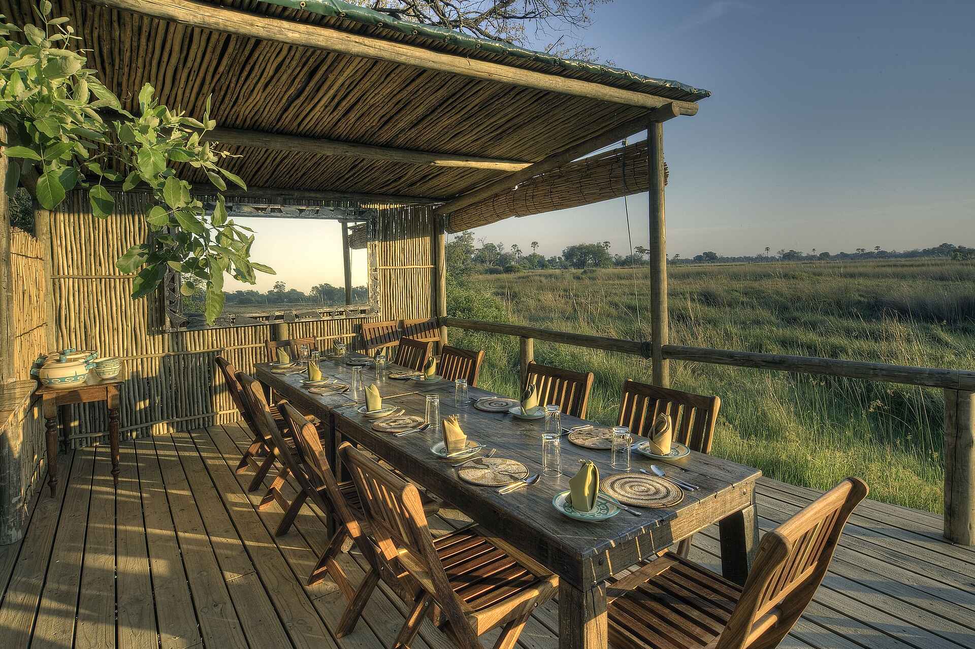 Oddball's Enclave Camp, Footsteps in Africa, Lodges of Botswana, Moremi Game Reserve, NG 27B, Okavango-Delta, Deck, Frühstück, Afrikarma, Afrikarma Safaris, Afrikarma Safaris - Wildnis. Hautnah., Afrikarma.de