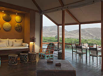 Okahirongo River Camp: Lounge mit Blick auf den Fluss Okahirongo River Camp: Lounge mit Blick auf den Fluss