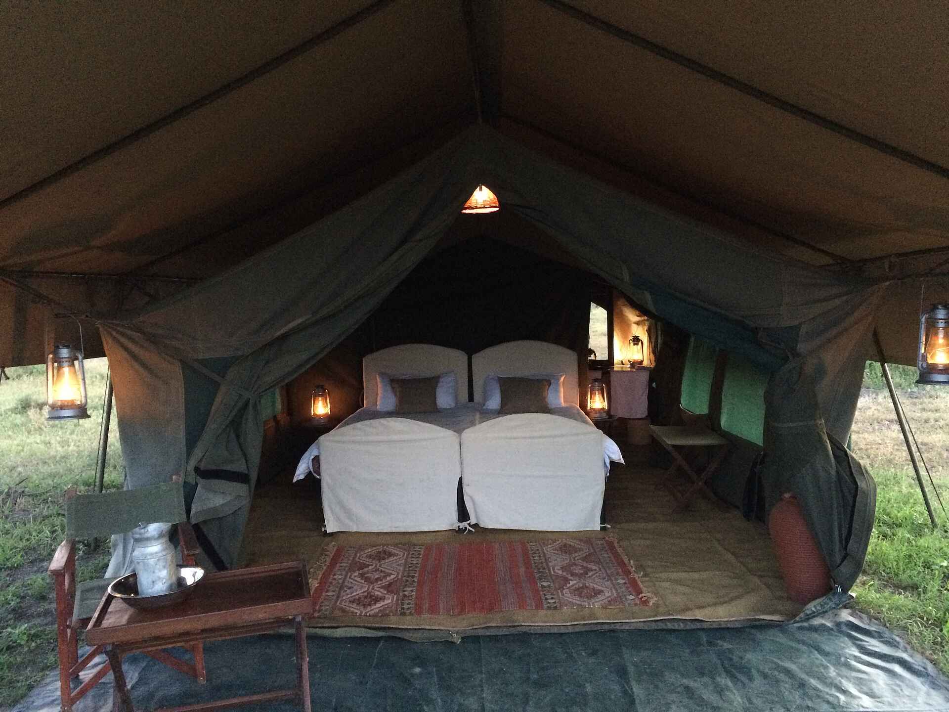 Olaado Camp, Tanganyika Expeditions, Doppelbett, Gästezelt, Afrikarma, Afrikarma Safaris, Afrikarma Safaris - Wildnis. Hautnah., Afrikarma.de