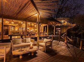 Puku Ridge Camp: Terrasse am Abend Puku Ridge Camp: Terrasse am Abend