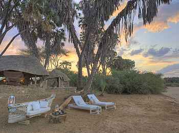 Saruni Rhino: Vor dem Bungalow Saruni Rhino: Vor dem Bungalow