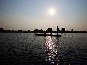 Shinde Footsteps: Mokoro-Fahrt Shinde Footsteps: Mokoro-Fahrt