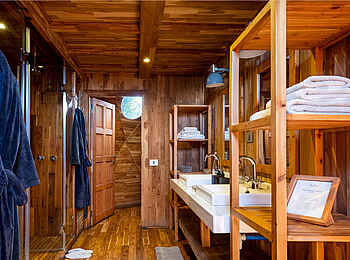 The Highlands Camp: Double Tent Bad