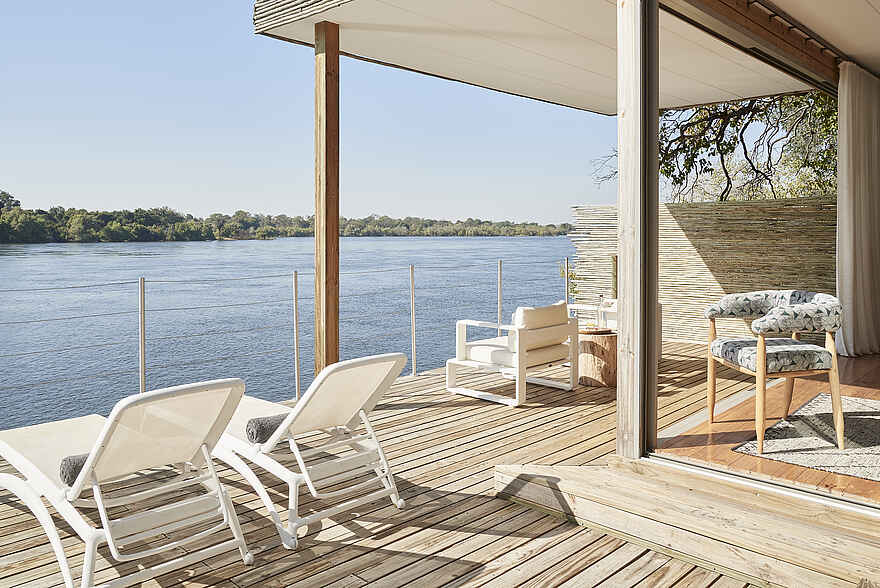 Victoria Falls River Lodge - Island Treehouse Suites: Deck mit Blick auf den Sambesi Victoria Falls River Lodge - Island Treehouse Suites: Deck mit Blick auf den Sambesi