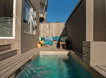Whalesong Lodge: Poolbereich mit Loungeecke Whalesong Lodge: Poolbereich mit Loungeecke