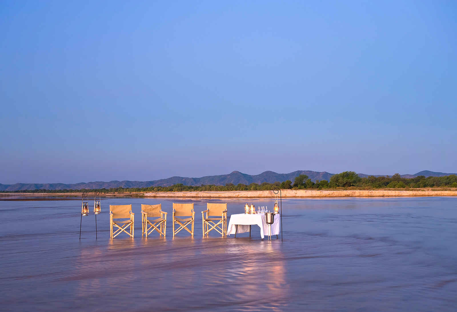 Zungulila Bushcamp: Sundowner im flachen Luangwawasser Zungulila Bushcamp: Sundowner im flachen Luangwawasser