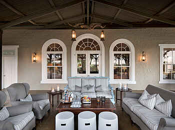 Kirkman's Kamp Lodge: Loungebereich außen