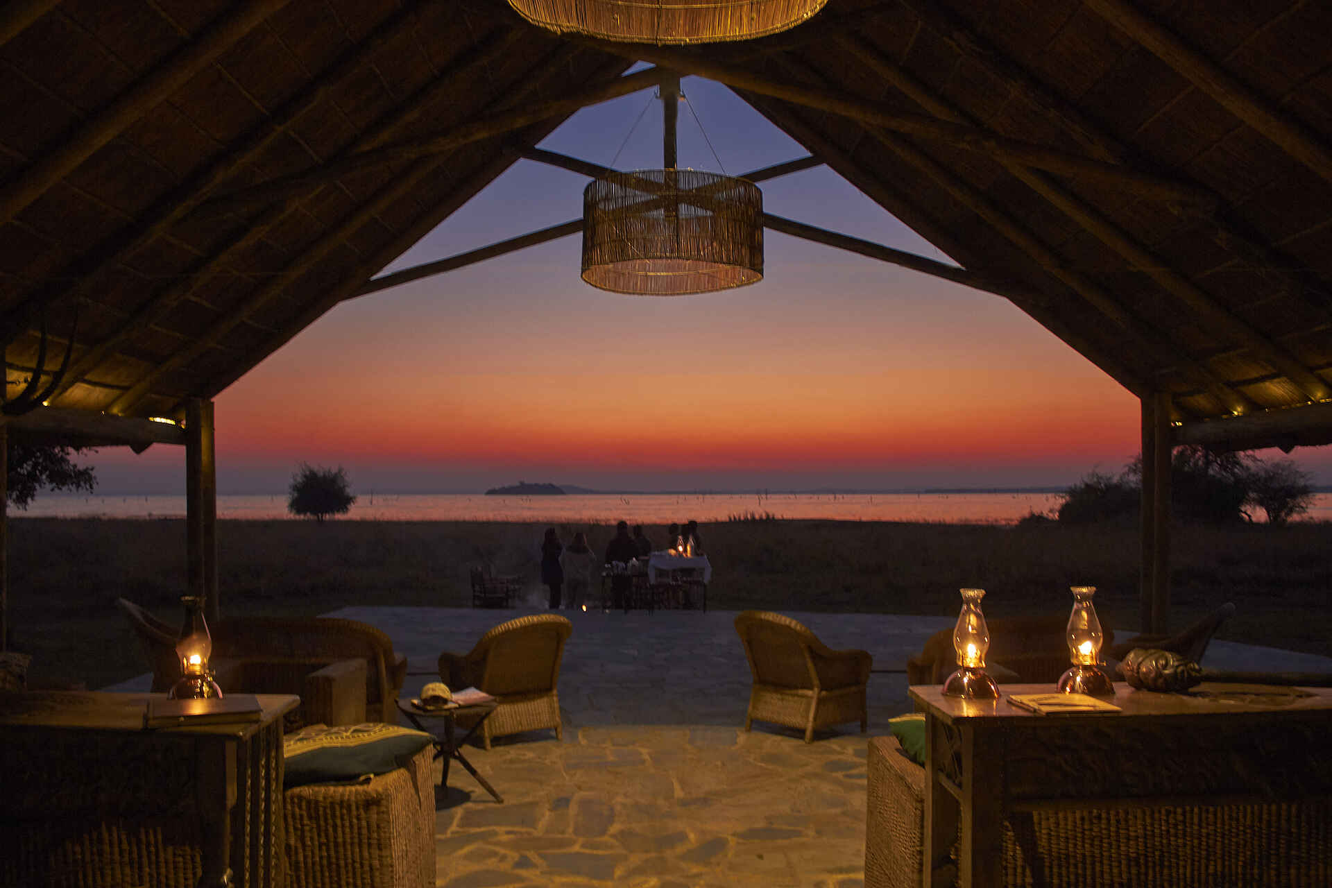 Konkamoya Lodge: Blick zum Morgenhimmel Manghi & Lo Sacco, Konkamoya Lodge, Andrea Porro, Kafue National Park, Lake Itezh-Tezhi, Laura Sommariva, Hauptgebäude, Korbsessel, Main Lapa, Sonnenaufgang, Afrikarma, Afrikarma Safaris, Afrikarma Safaris. Wildnis. Hautnah., Afrikarma.de