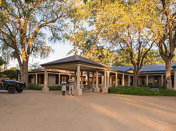 MalaMala Rattrays Camp: Auffahrt der Hauptlodge MalaMala Rattrays Camp: Auffahrt der Hauptlodge