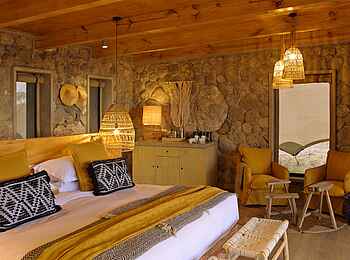 Namiri Plains Camp: Guest Tent Bett