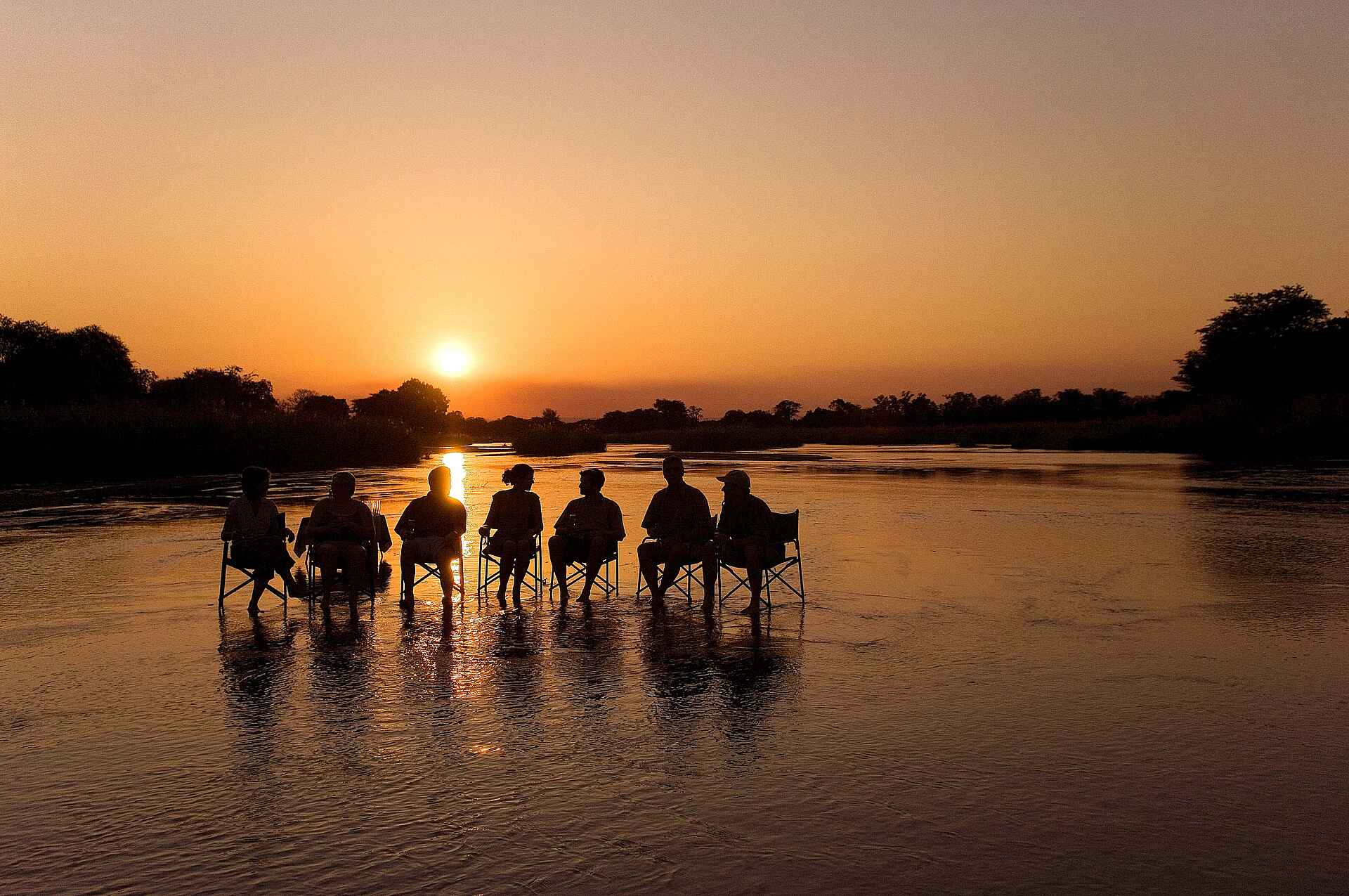Mupamadzi River, Bewaffnete Wache, Flussufer, Geführte Buschwanderung, Luangwa, Luangwa River, Luangwa-Tal, Pirsch, Robin Pope Safaris, Safari, Sonnenuntergang, South Luangwa National Park, Sundowner, Walking Safari, Wildbeobachtung, Wildtiere, Zawa Guide, afrikarma, Afrikarma.de, RPS