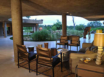 Sabi Sabi Earth Lodge: Sitzgruppe in der Lounge Sabi Sabi Earth Lodge: Sitzgruppe in der Lounge