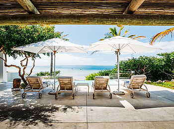 Santorini Mozambique: Terrasse und Pool des "The Chapel"