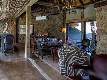 Singita Ebony Lodge: Lounge der Ebony Villa Singita Ebony Lodge: Lounge der Ebony Villa