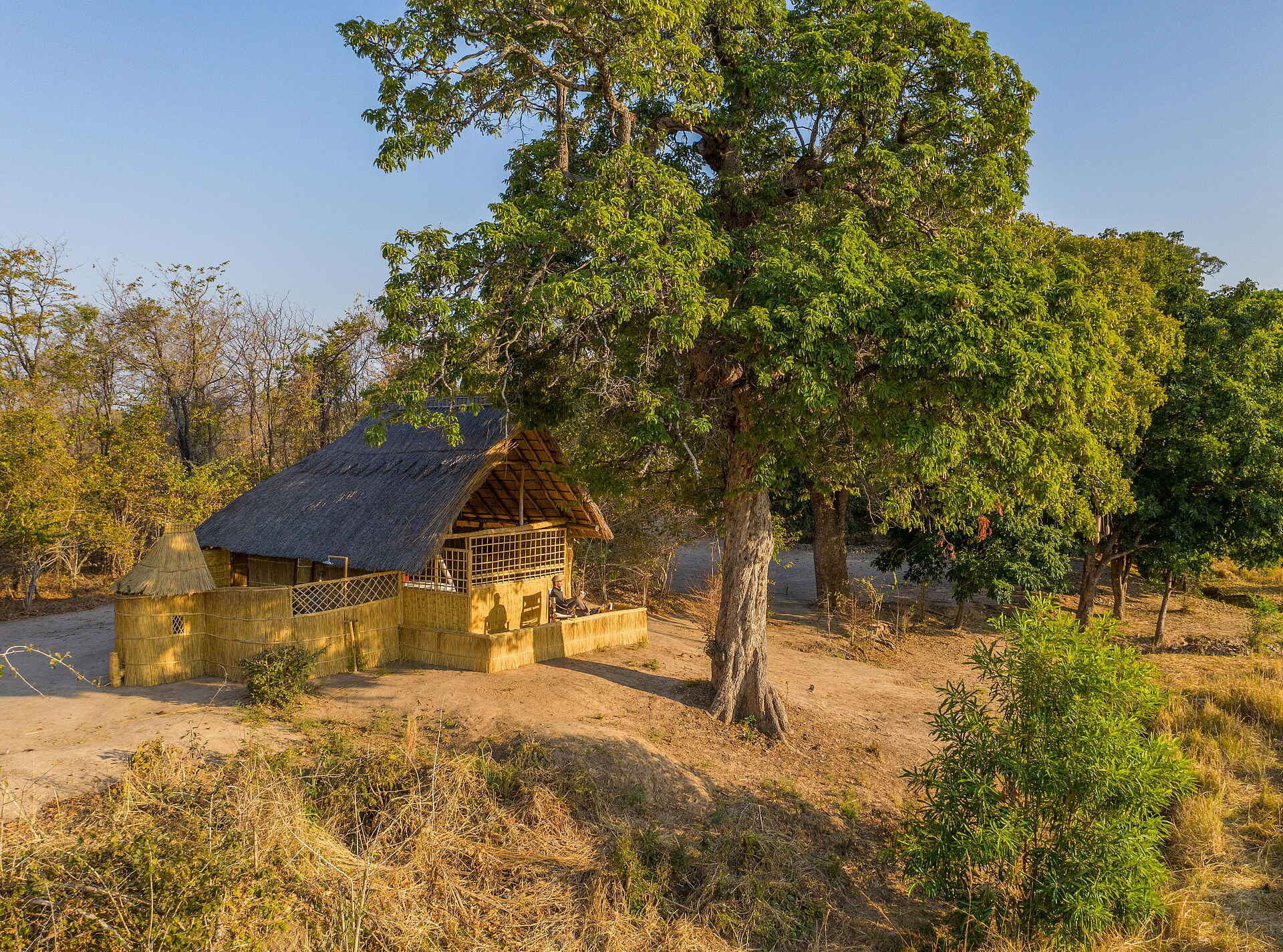 Abenteuer, Abgeschiedenheit, afrikarma, Afrikarma Safaris, afrikarma.de, Buschlandschaft, Bush Camp, Gästeunterkünfte, Zentrale Einrichtung, Entspannung, Erholung, Freiheit, Luwi Bush Camp, Luwi River, Mahagoni Bäume, Mahagoni Tree, Nachhhaltigkeit, Ökologisch, Panorama, Ruhe, Safari, Sambia, South Luangwa National Park, Steppenlandschaft, Time + Tide, Time + Tide Africa, Time + Tide Luwi, Walking Safari, Zambia