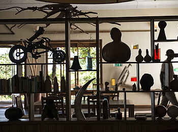 Volcanoes Kyambura Gorge Lodge: Dekoration in der Lounge Volcanoes Kyambura Gorge Lodge: Dekoration in der Lounge