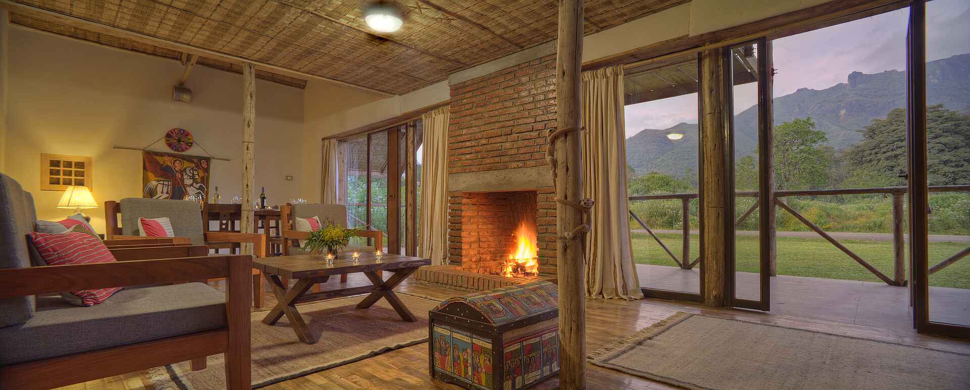 Bale Mountain Lodge: Lounge mit offenem Kamin