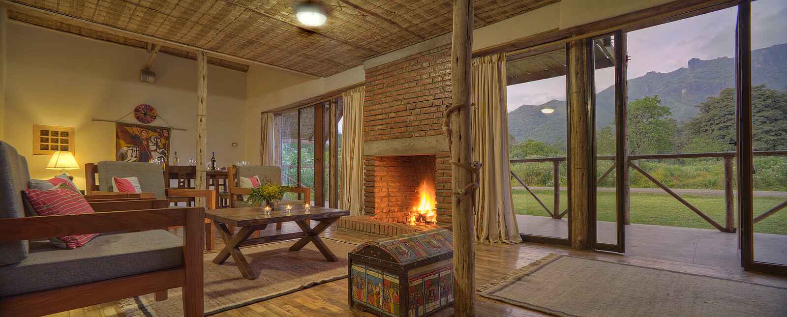 Bale Mountain Lodge: Lounge mit offenem Kamin Bale Mountain Lodge: Lounge mit offenem Kamin