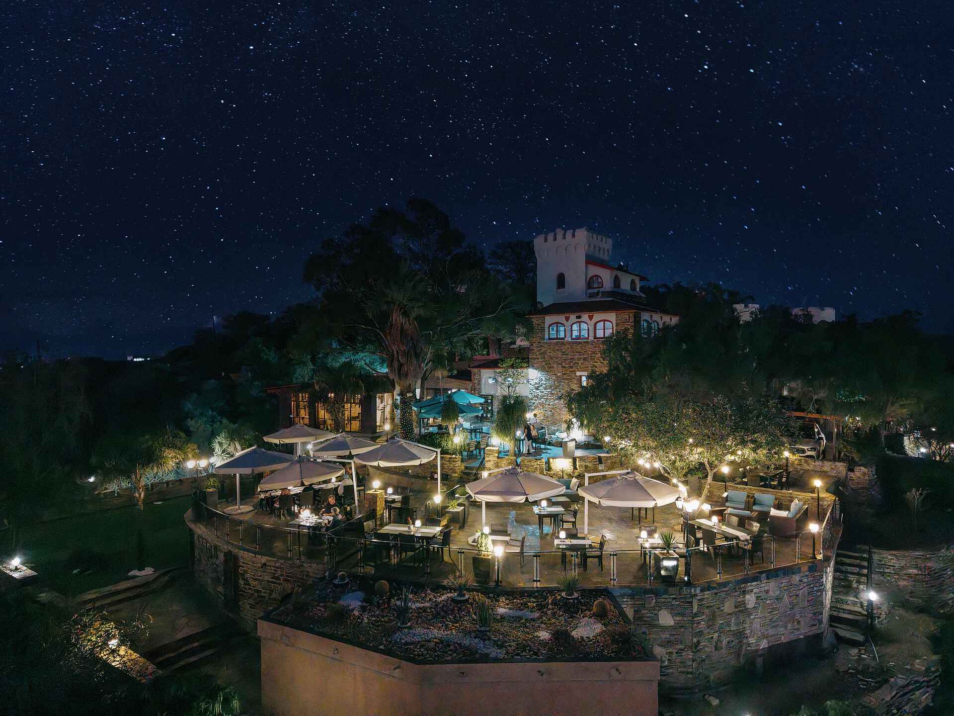 Boutique Hotel Heinitzburg: Terrasse nachts