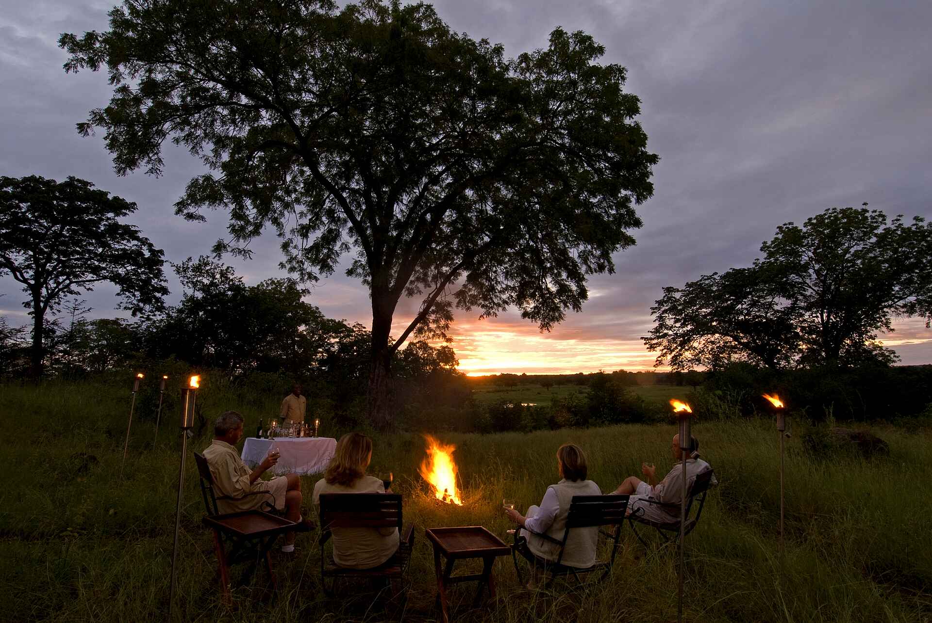 Chichele Presidential, Kaunda, Leoparden, Luangwa-Tal, Sanctuary Retreats, South Luangwa National Park, Abend, Lagerfeuer, Sundowner, Afrikarma, Afrikarma Safaris, afrikarma Safaris - Wildnis. Hautnah., Afrikarma.de, Begrüßung, Gästechalet, Hauptgebäude, Kenneth Kaunda, Personal, Rezeption