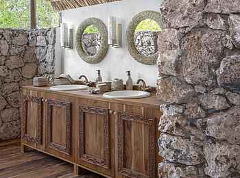 Laba Fanjove Island: Badezimmer mit Doppelwaschbecken Laba Fanjove Island: Badezimmer mit Doppelwaschbecken