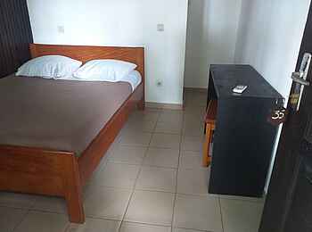 Hotel Tropicana: Bett und Schreibtisch