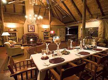 Little Ongava: Festliche Abendtafel Little Ongava: Festliche Abendtafel