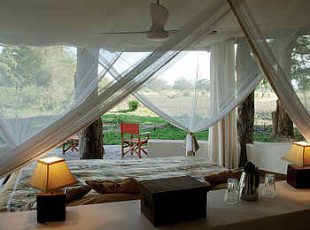 Luangwa Safari House: Blick übers Bett nach außen Luangwa Safari House: Blick übers Bett nach außen