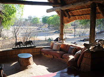 Mwagusi Safari Camp: Elefanten im Flussbett