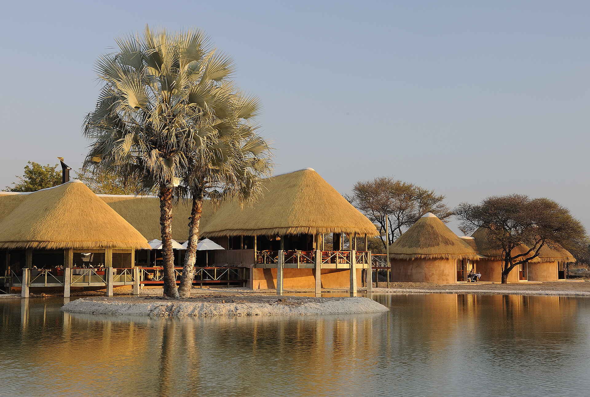 Onguma Bush Camp: Hauptgebäude am Wasserloch Etosha Nationalpark, Namutoni Gate, Omuramba Owambo, Onguma Bush Camp, Onguma Reserve, Hauptgebäude, See, Wasserloch, Afrikarma, Afrikarma Safaris, afrikarma Safaris - Wildnis Hautnah, Afrikarma.de