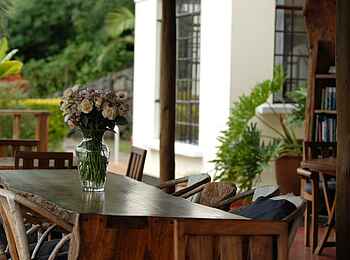 Onsea House: Frische Blumen auf der Terrasse