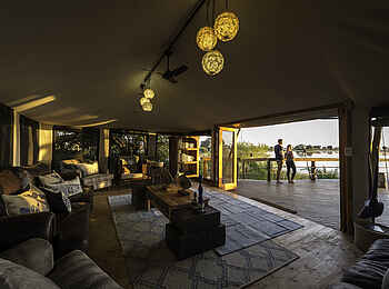 Pelo Camp: Nachmittagslicht in der Lounge Pelo Camp: Nachmittagslicht in der Lounge