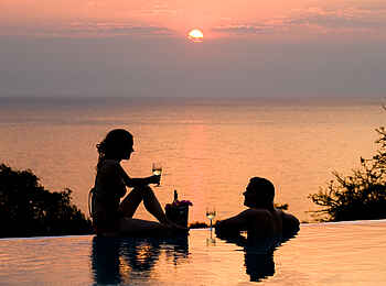Pumulani Lodge: Romantischer Sundowner am Pool