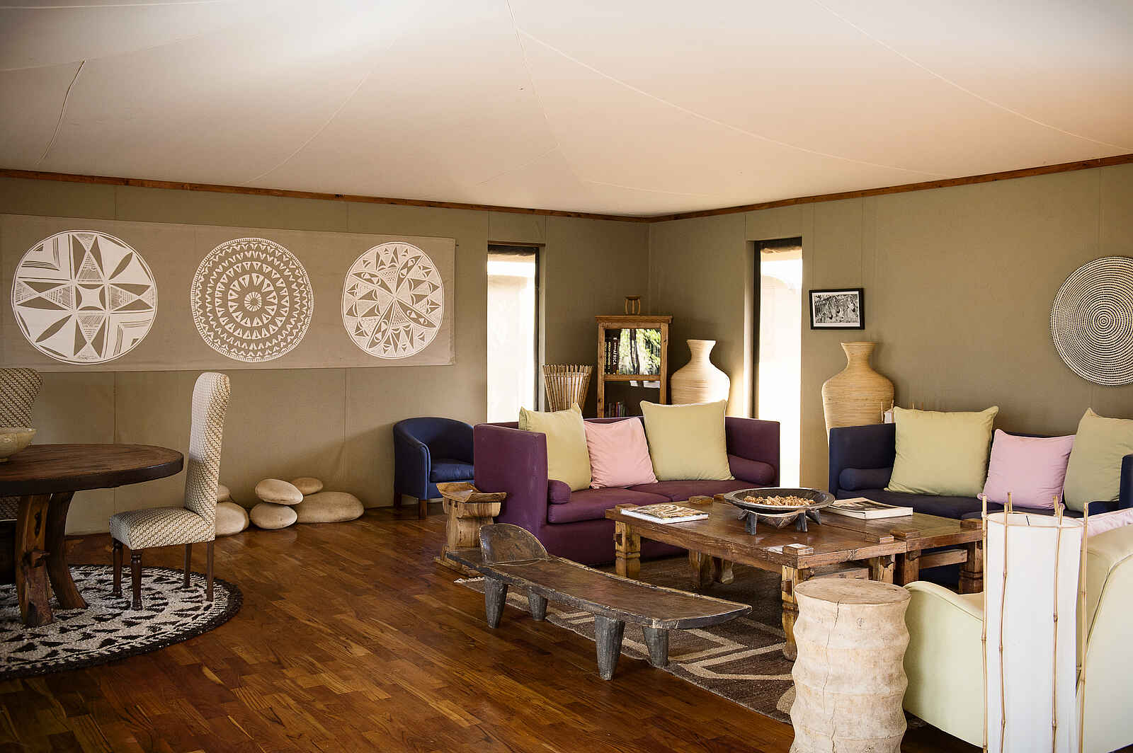 Sayari Camp: Sitzgruppe in der Lounge Sayari Camp: Sitzgruppe in der Lounge