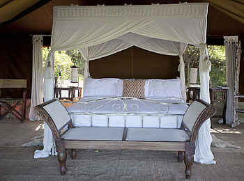 Serian Camp: Gästezelt mit Himmelbett